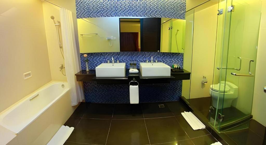 Grand Basko Hotel Padang  Buitenkant foto
